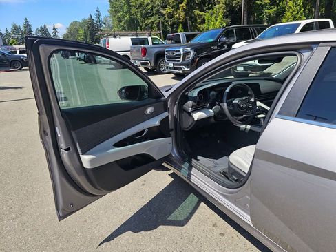 Used 2025 Hyundai Elantra Limited FWD image 19