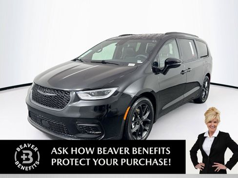 Used 2025 Chrysler Pacifica Limited FWD image 1