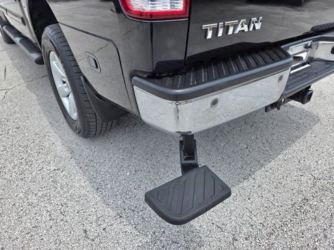 Used 2010 Nissan Titan SE w/ SE Value Truck Pkg AWD/4WD image 4