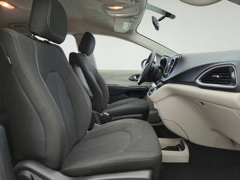 Used 2020 Chrysler Voyager L FWD image 23