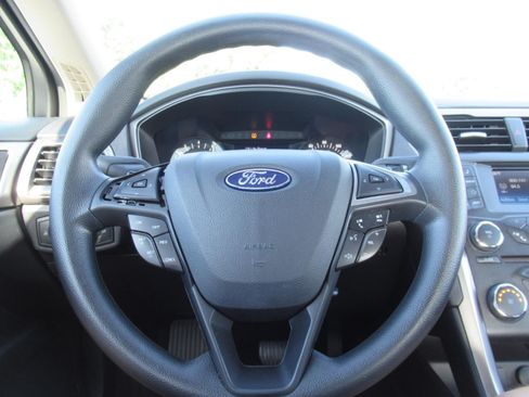 Used 2018 Ford Fusion SE FWD image 22
