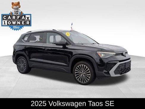 Used 2025 Volkswagen Taos SE FWD image 1