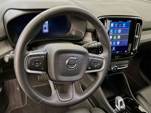 Used 2025 Volvo XC40 B5 Plus image 18