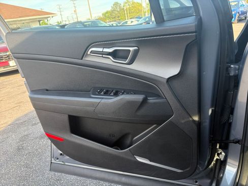 Used 2025 Kia Sportage LX image 18