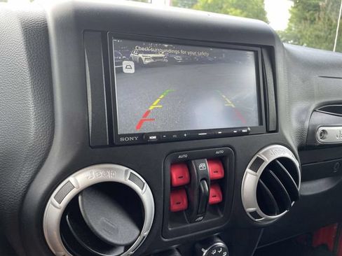 Used 2017 Jeep Wrangler Unlimited Rubicon AWD/4WD image 30