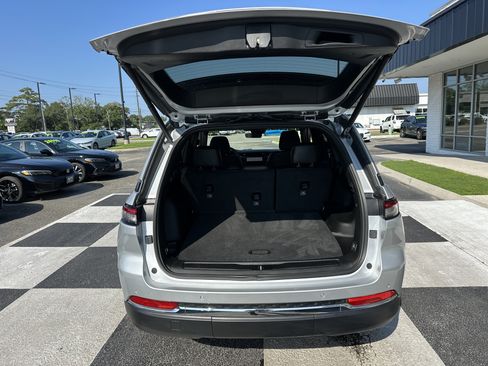 Used 2025 Jeep Grand Cherokee Limited RWD image 5