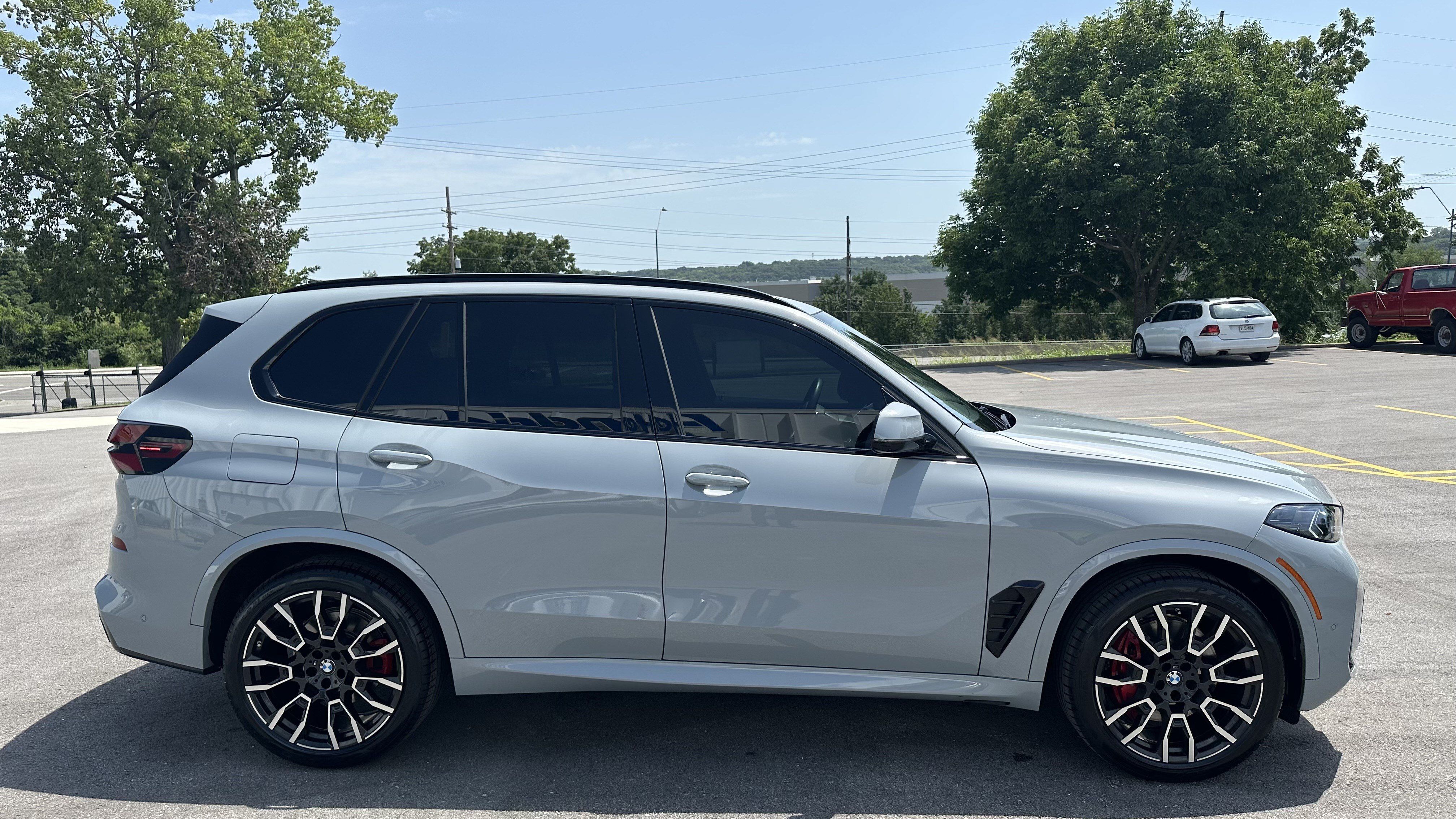 Certified 2025 BMW X5 xDrive40i w/ M Sport Package AWD/4WD image 11