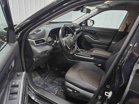 Used 2023 Toyota Highlander LE AWD/4WD image 28