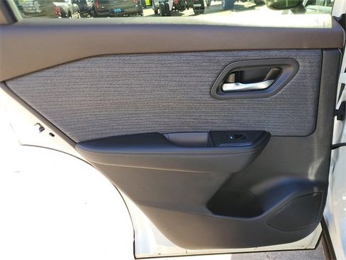 Used 2023 Nissan Rogue SV image 12