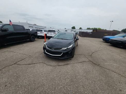 Used 2017 Chevrolet Cruze LT w/ Convenience Package FWD image 4