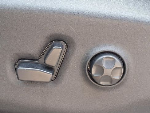 Used 2020 Chrysler Pacifica Touring-L FWD image 18