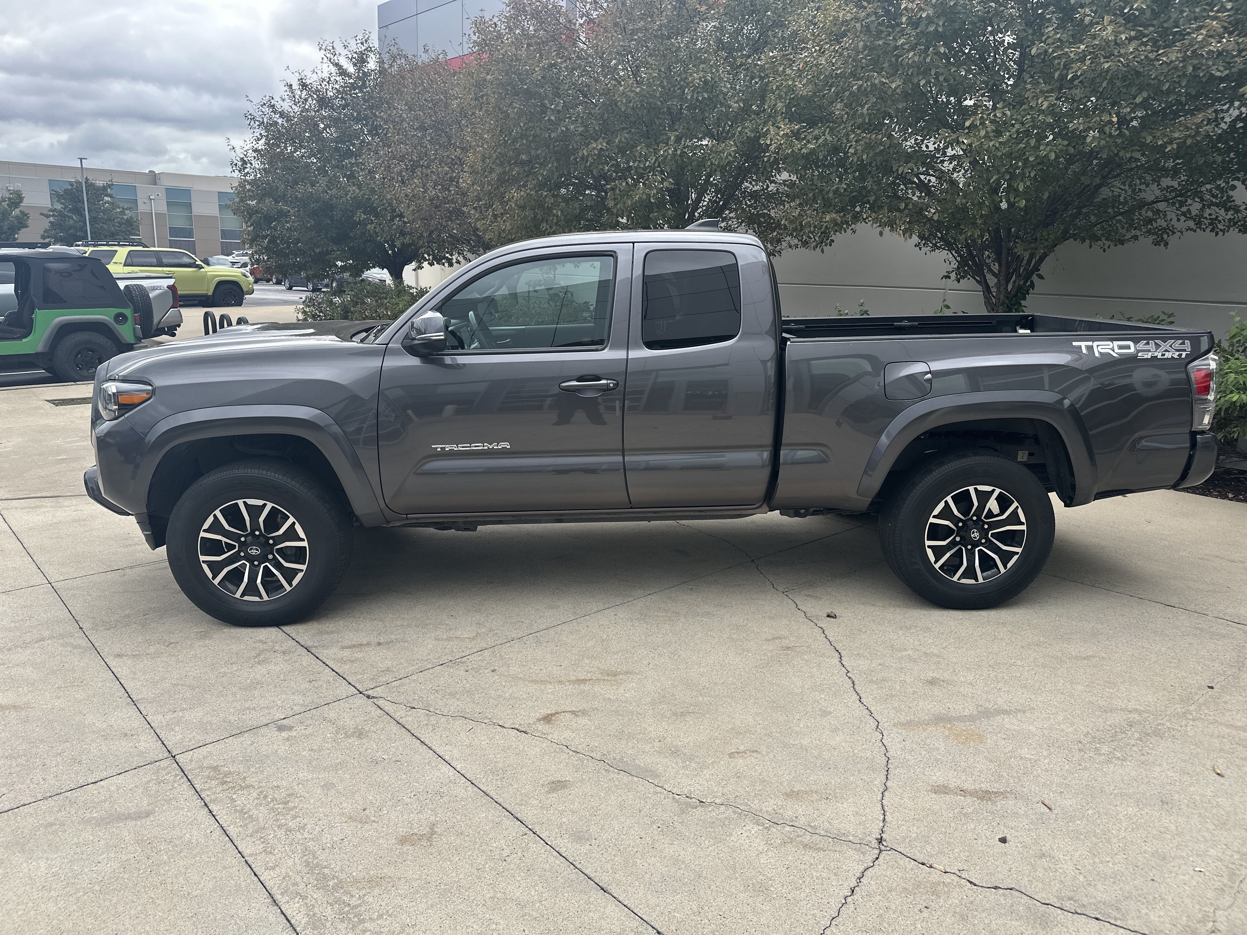 Used 2020 Toyota Tacoma TRD Sport AWD/4WD image 9