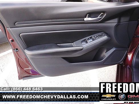 Used 2025 Nissan Altima 2.5 SV image 35