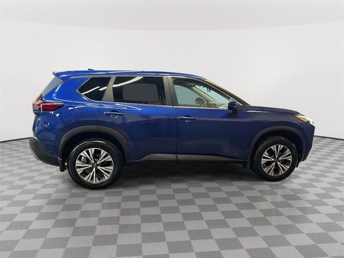 Used 2022 Nissan Rogue SV image 2