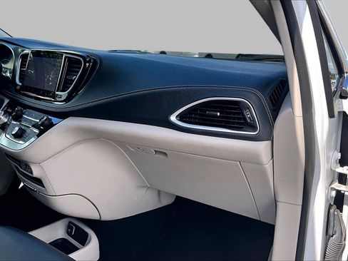 Used 2024 Chrysler Pacifica Limited FWD image 19