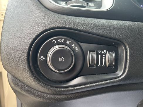 Used 2016 Jeep Renegade Latitude w/ Advanced Technology Group image 18