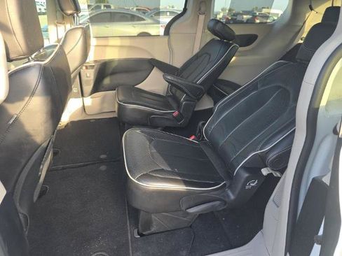 Used 2022 Chrysler Pacifica Limited AWD/4WD image 9