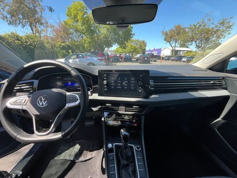 Used 2025 Volkswagen Jetta SE FWD image 32