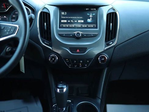 Used 2017 Chevrolet Cruze LT image 31