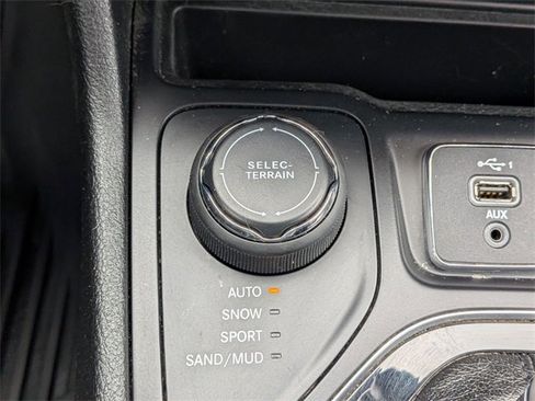 Used 2019 Jeep Cherokee Limited w/ Technology Group image 17