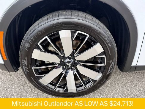 Used 2025 Mitsubishi Outlander SE AWD/4WD image 32