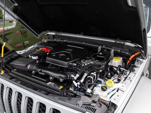 Used 2023 Jeep Wrangler Unlimited Sahara w/ Cold Weather Group AWD/4WD image 33