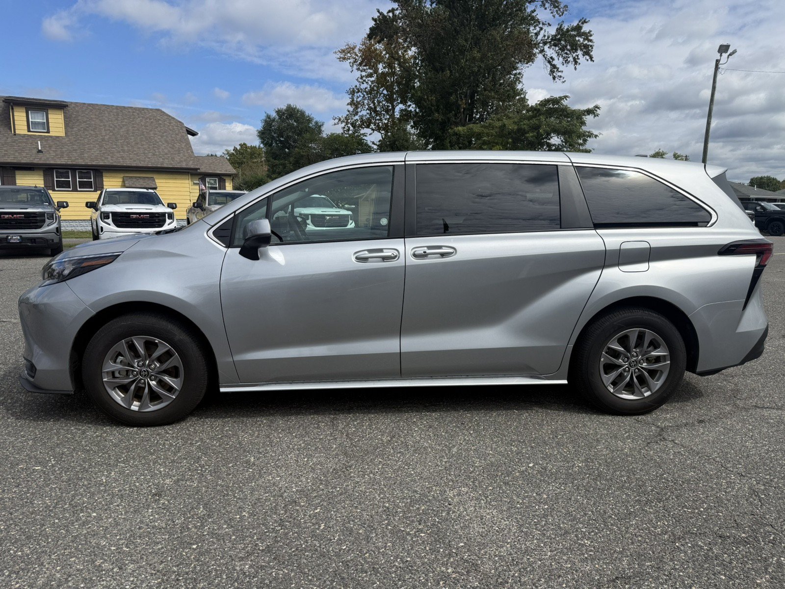 Used 2025 Toyota Sienna LE FWD image 6