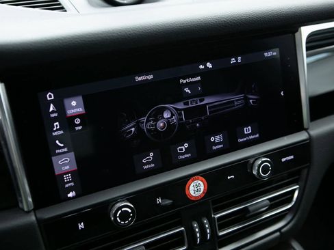 Certified 2025 Porsche Macan image 15