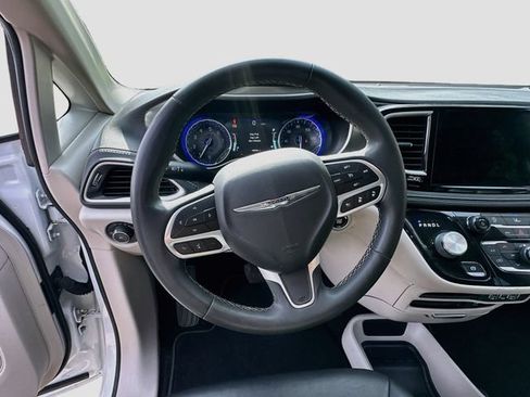 Used 2022 Chrysler Pacifica Touring-L AWD/4WD image 12