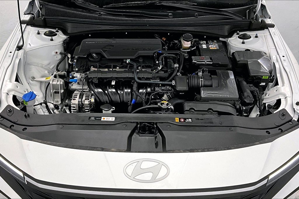 Used 2026 Hyundai Elantra SE FWD image 25