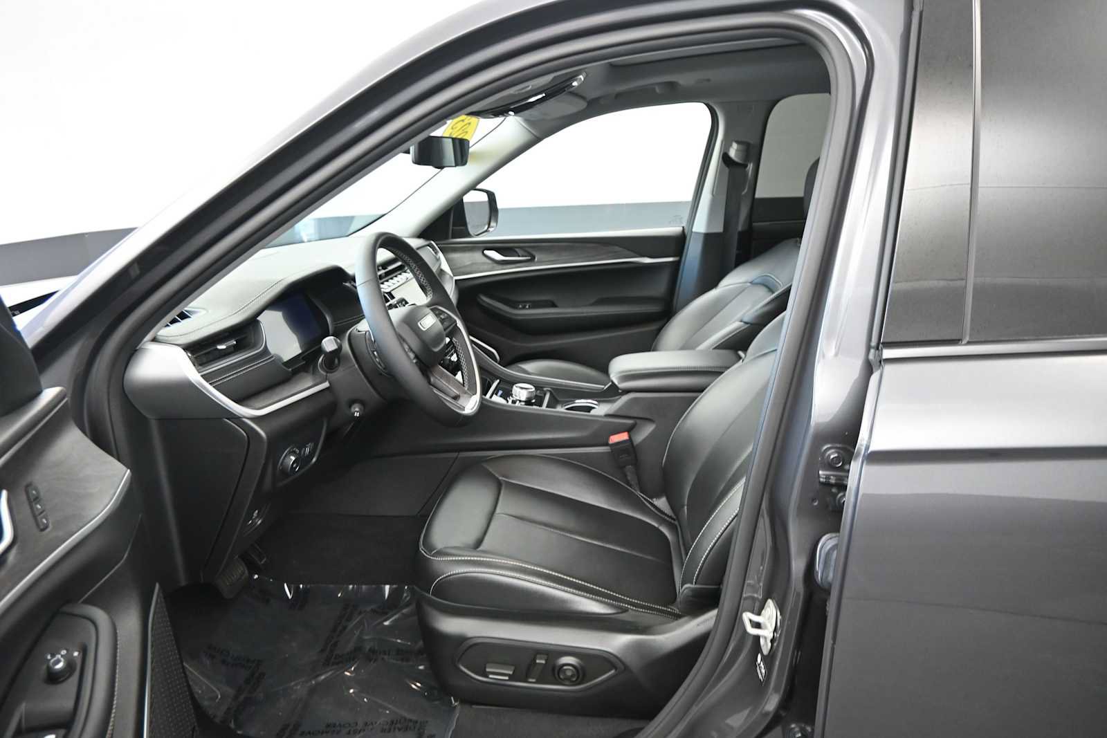 Used 2023 Jeep Grand Cherokee L Limited w/ Luxury Tech Group II AWD/4WD image 11