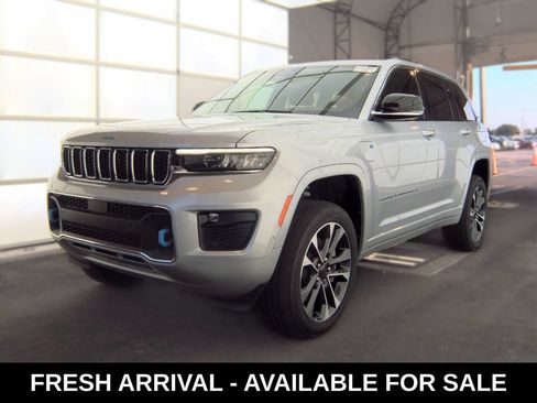Used 2023 Jeep Grand Cherokee Overland AWD/4WD image 3