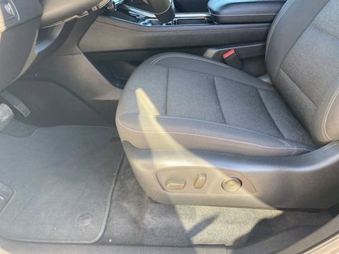 Used 2025 Chevrolet Traverse LT image 27