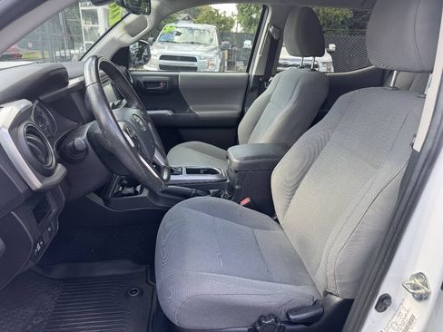 Used 2019 Toyota Tacoma SR5 AWD/4WD image 8