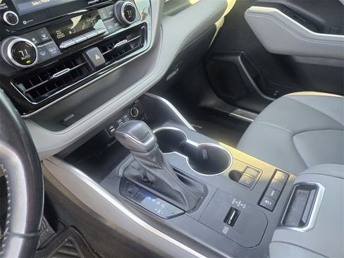 Used 2022 Toyota Highlander XLE image 18