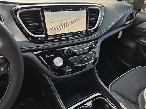 New 2026 Chrysler Pacifica Limited image 17