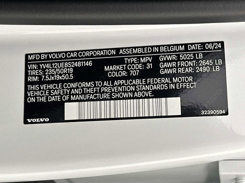 Used 2025 Volvo XC40 B5 Plus image 30