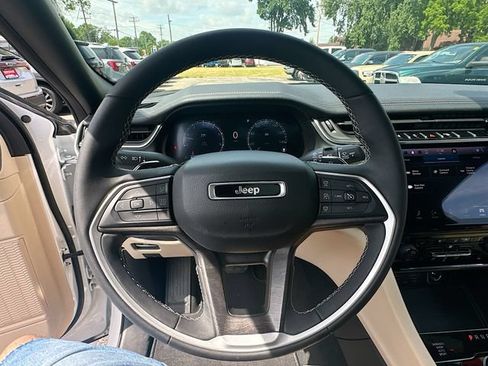 Used 2023 Jeep Grand Cherokee Limited w/ Luxury Tech Group II AWD/4WD image 12