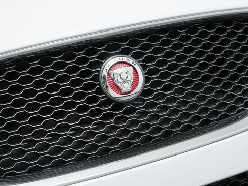 Used 2018 Jaguar XE Portfolio image 11