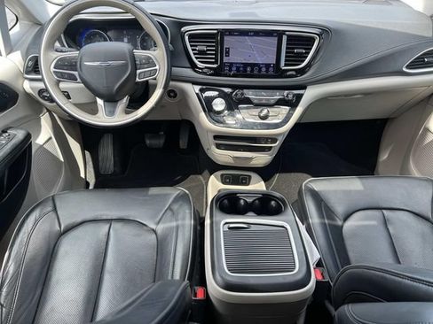 Used 2020 Chrysler Pacifica Limited FWD image 16