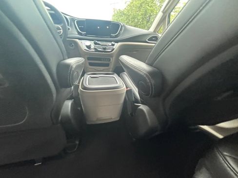 Used 2023 Chrysler Pacifica Touring-L FWD image 16