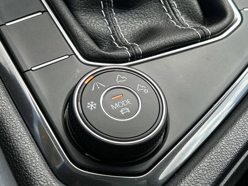 Certified 2023 Volkswagen Tiguan SE R-Line AWD/4WD image 29