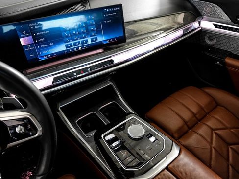 Used 2023 BMW 760i xDrive w/ Executive Package image 22