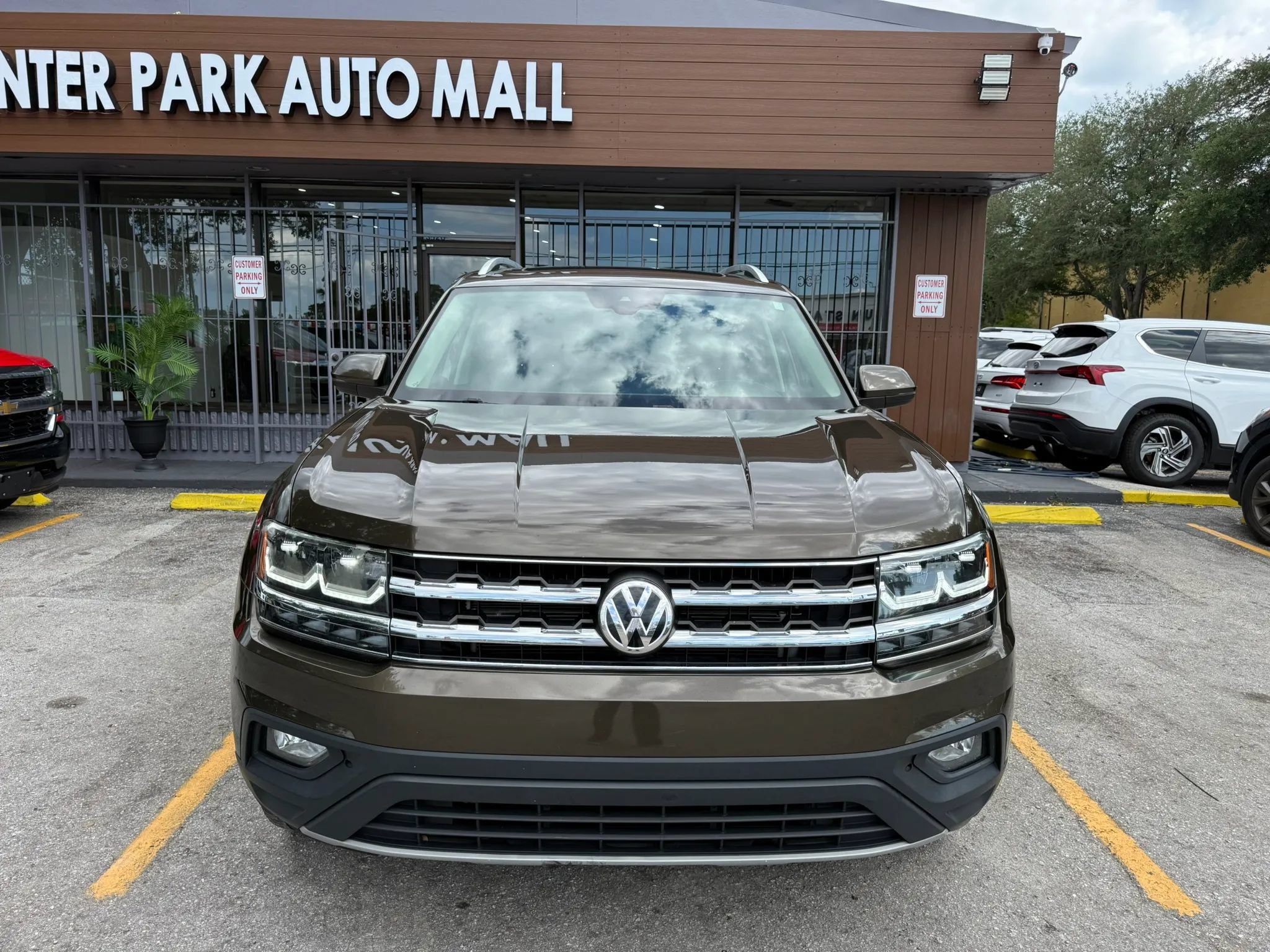 Used 2019 Volkswagen Atlas SE w/ Panoramic Sunroof Package FWD image 2