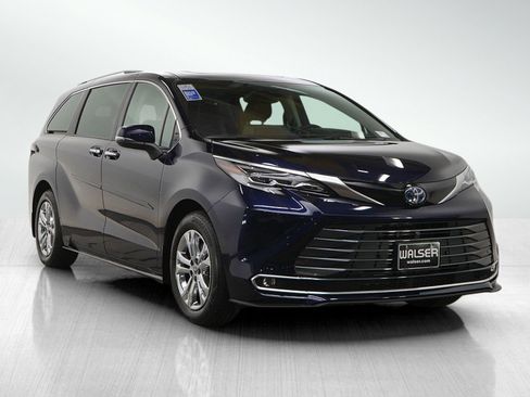 Used 2023 Toyota Sienna Platinum image 7