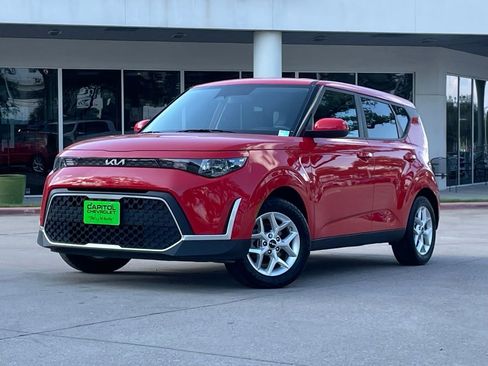 Used 2024 Kia Soul LX w/ Option Group 015 FWD image 2