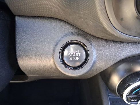 Used 2023 Hyundai Venue Limited image 21