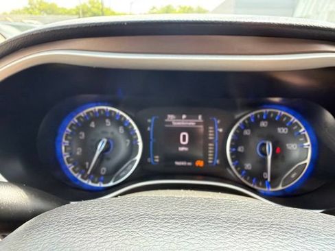 Used 2017 Chrysler Pacifica Touring-L w/ Tire & Wheel Group FWD image 16
