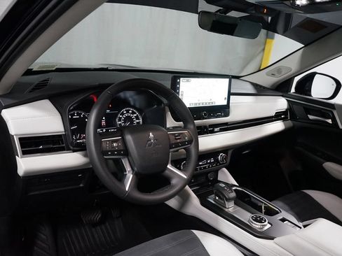 Used 2025 Mitsubishi Outlander SE AWD/4WD image 11