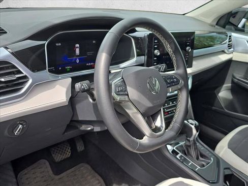Used 2025 Volkswagen Taos SE FWD image 9
